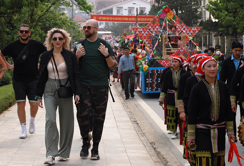 Múa trống là tiết mục mới của người Dao đỏ. Phân cảnh đi chợ phiên, bắt vợ của đồng bào dân tộc Mông đã để lại ấn tượng rất tốt với du khách. Du khách tập trung theo dõi các tiết mục biểu diễn. Nhiều du khách quốc tế hòa vào dòng người tham gia Carnaval đường phố Sa Pa. Du khách thích thú nhảy sạp cùng người dân bản địa.