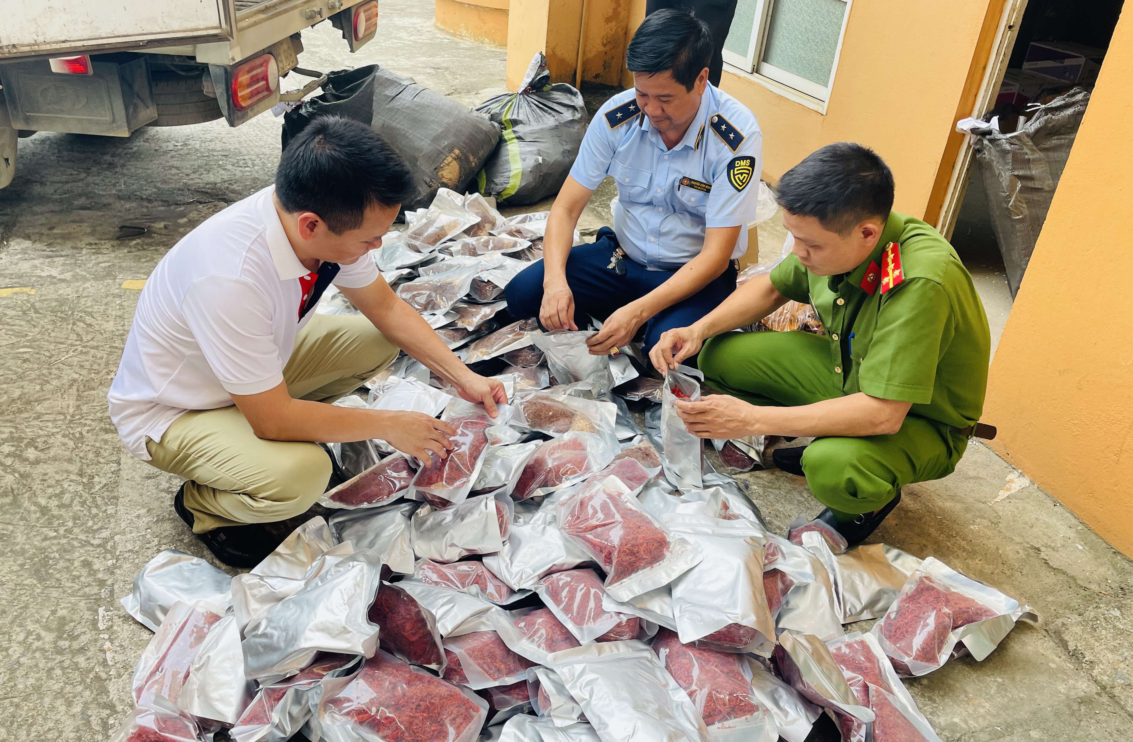 Thu giữ hơn 300 kg thực phẩm sấy khô không rõ nguồn gốc ảnh 1