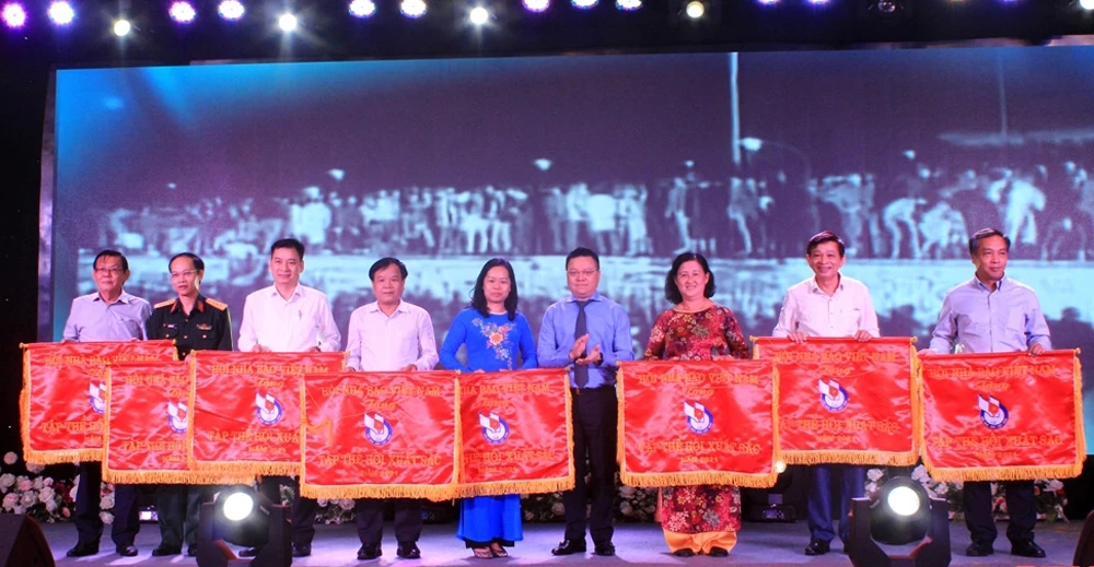 Hội Nhà báo tỉnh Lào Cai được tặng Cờ thi đua xuất sắc của Hội Nhà báo Việt Nam ảnh 1