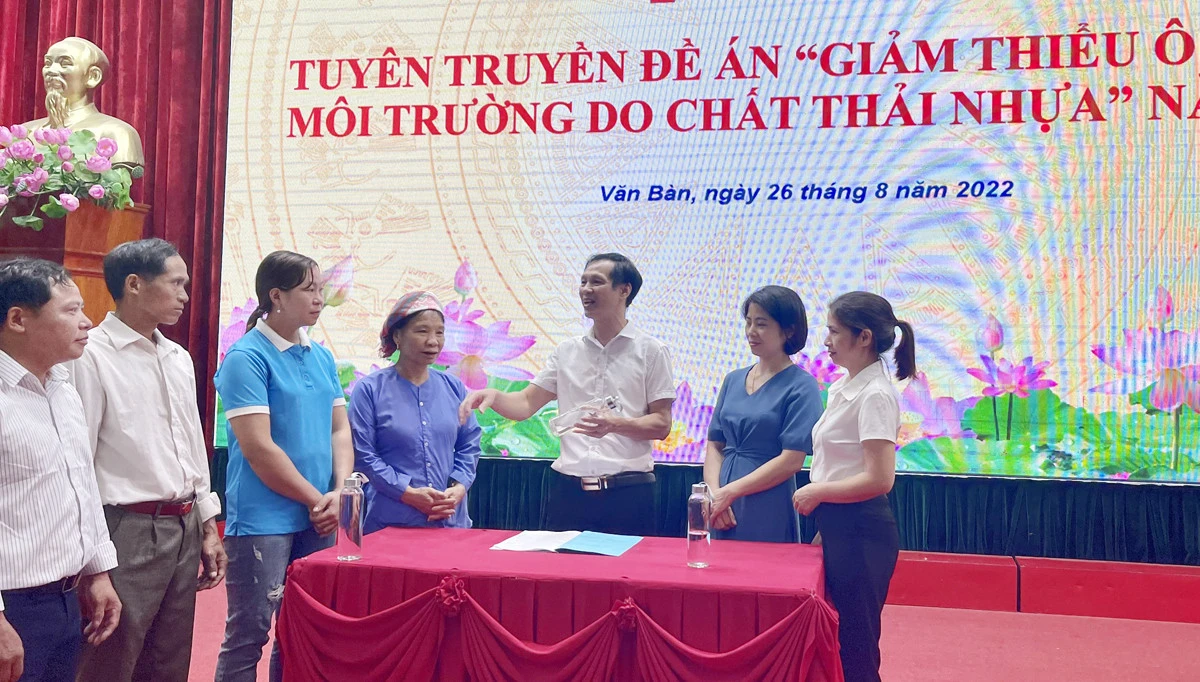 Thảo luận nhóm tuyên truyền về ô nhiễm môi trường do chất thải nhựa.