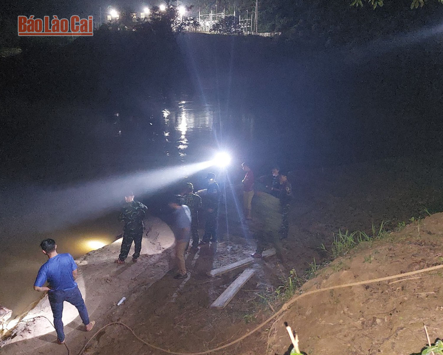 Tích cực tìm kiếm các nạn nhân mất tích trong vụ lật thuyền tại Bản Mế ảnh 1