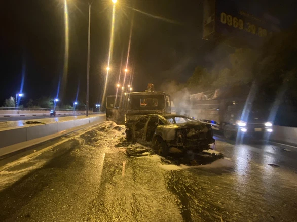 Xe hơi chạy ngược chiều tông xe tải bốc cháy, hai người tử vong ảnh 1