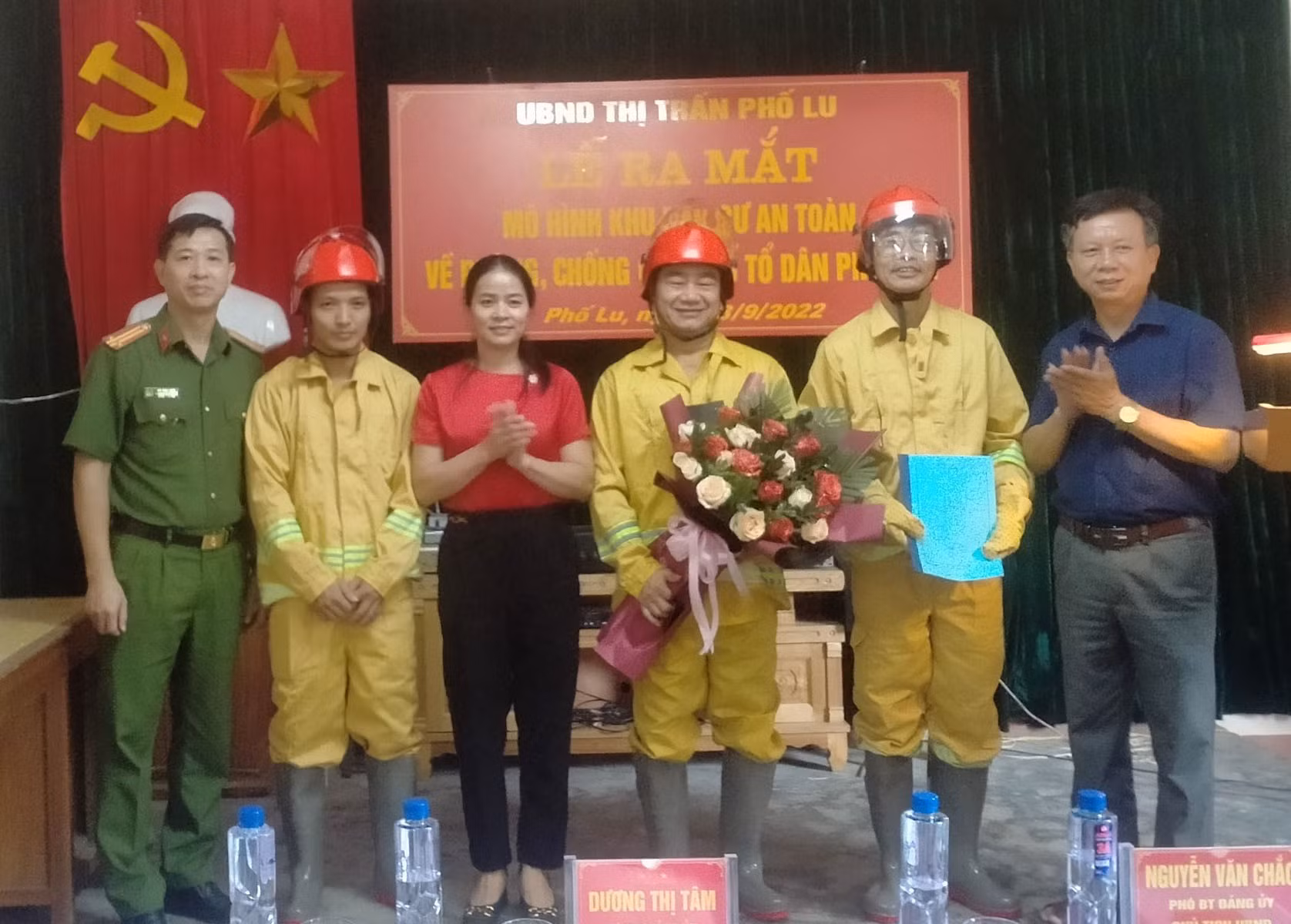 Thường trực Đảng ủy, UBND thị trấn Phố Lu tặng hoa chúc mừng các thành viên.