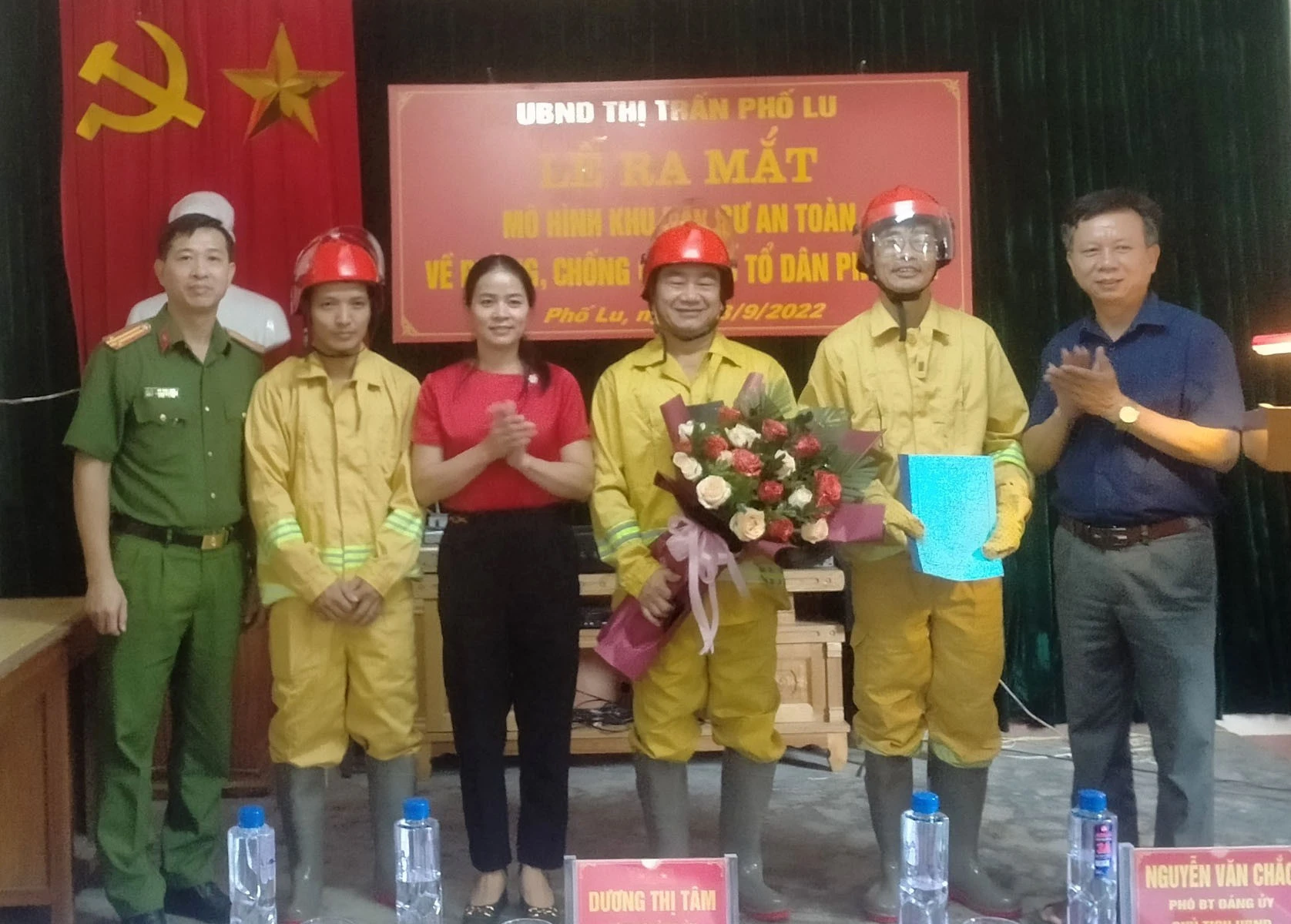 Thường trực Đảng ủy, UBND thị trấn Phố Lu tặng hoa chúc mừng các thành viên.