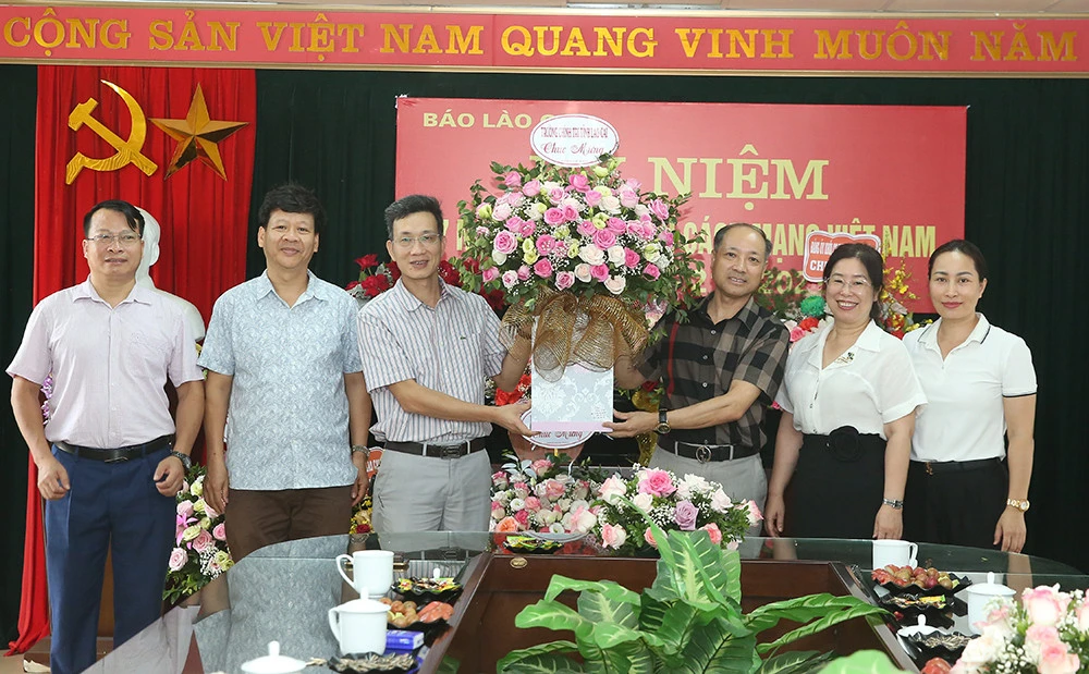 Các cơ quan, đơn vị, địa phương chúc mừng Báo Lào Cai nhân 97 năm Ngày Báo chí cách mạng Việt Nam ảnh 18 Các cơ quan, đơn vị, địa phương chúc mừng Báo Lào Cai nhân 97 năm Ngày Báo chí cách mạng Việt Nam ảnh 18