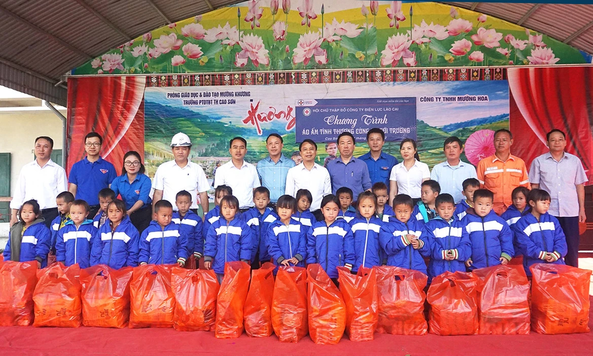 Công ty Điện lực Lào Cai tặng gần 500 áo ấm cho học sinh xã Cao Sơn ảnh 1