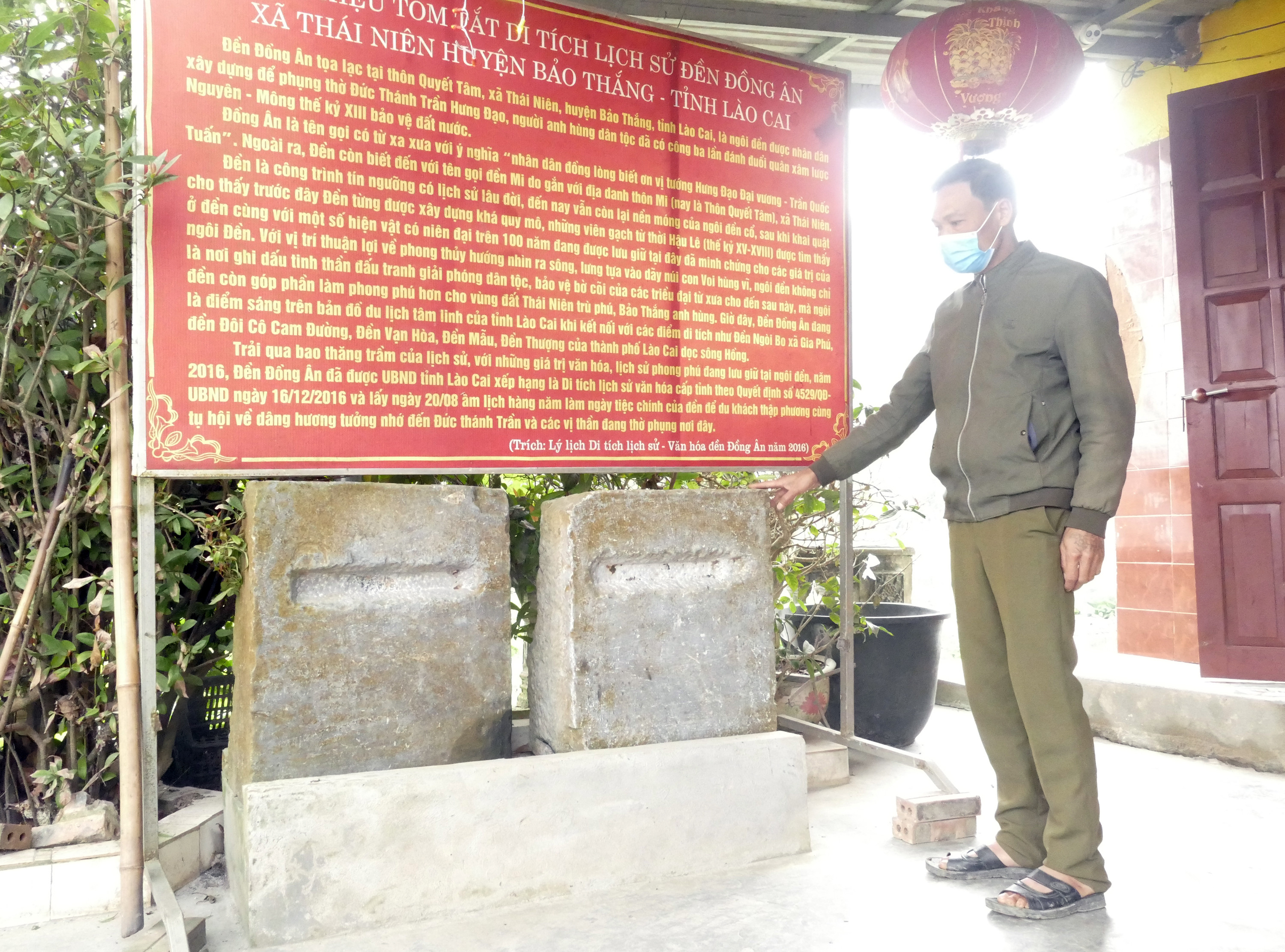 Nhiều hiện vật cổ có niên đại trên 100 năm được lưu giữ tại đền Đồng Ân. Nhiều hiện vật cổ có niên đại trên 100 năm được lưu giữ tại đền Đồng Ân.