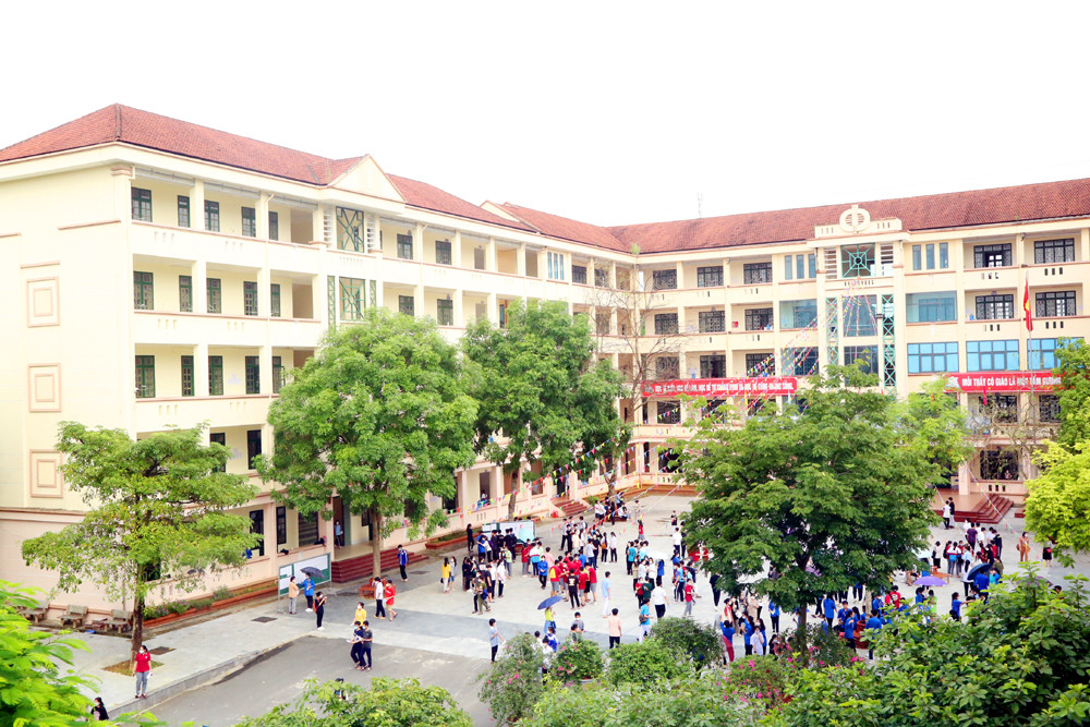 Quang cảnh Hội đồng coi thi Trường THPT Chuyên Lào Cai trước giờ thi môn Ngữ văn.