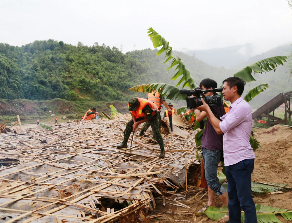 Phóng viên Báo Lào Cai tác nghiệp tại cơ sở. Phóng viên Báo Lào Cai tác nghiệp tại cơ sở.