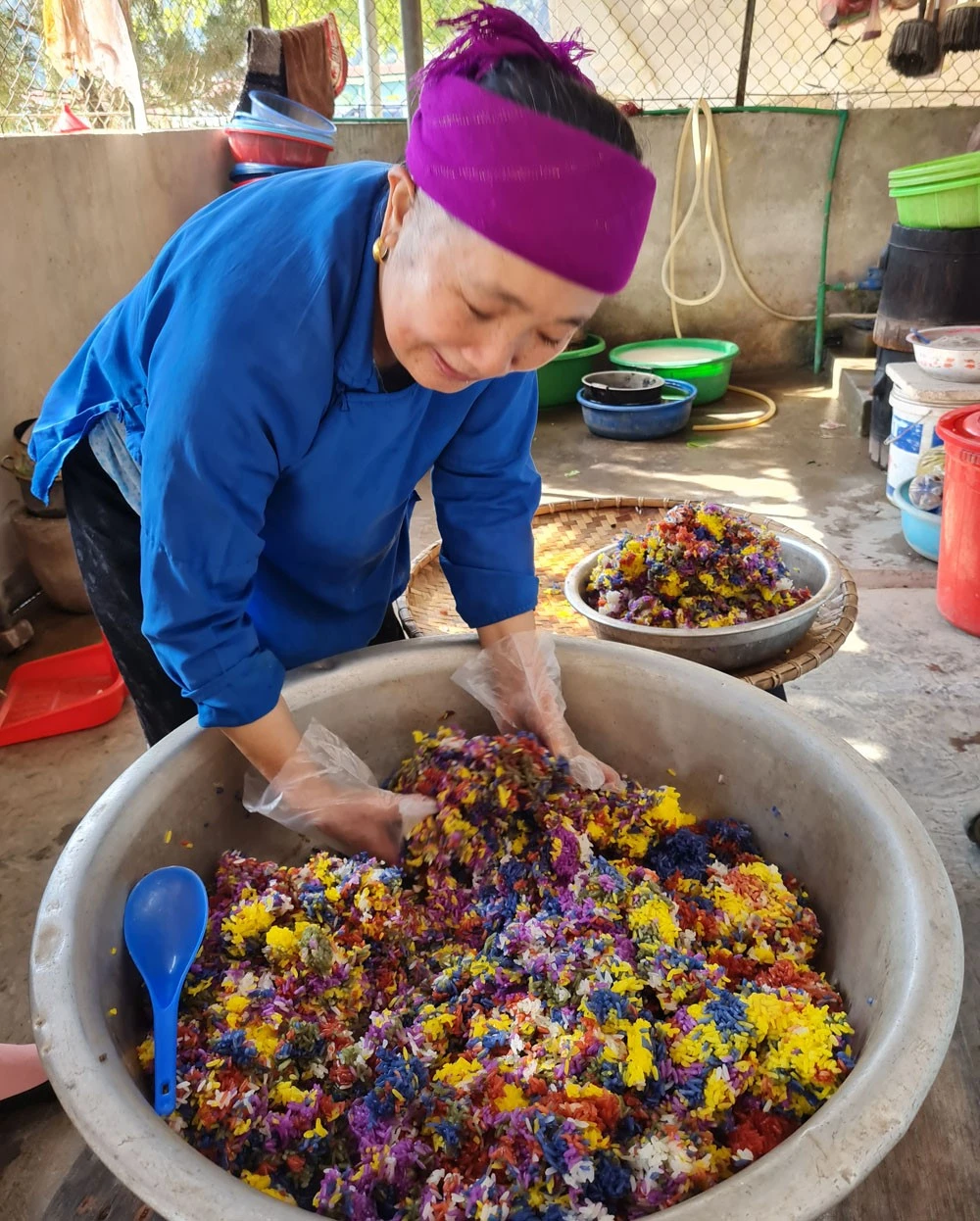 Bà Lền đóng gói xôi màu để gửi cho khách ở Hà Nội. Bà Lền đóng gói xôi màu để gửi cho khách ở Hà Nội.