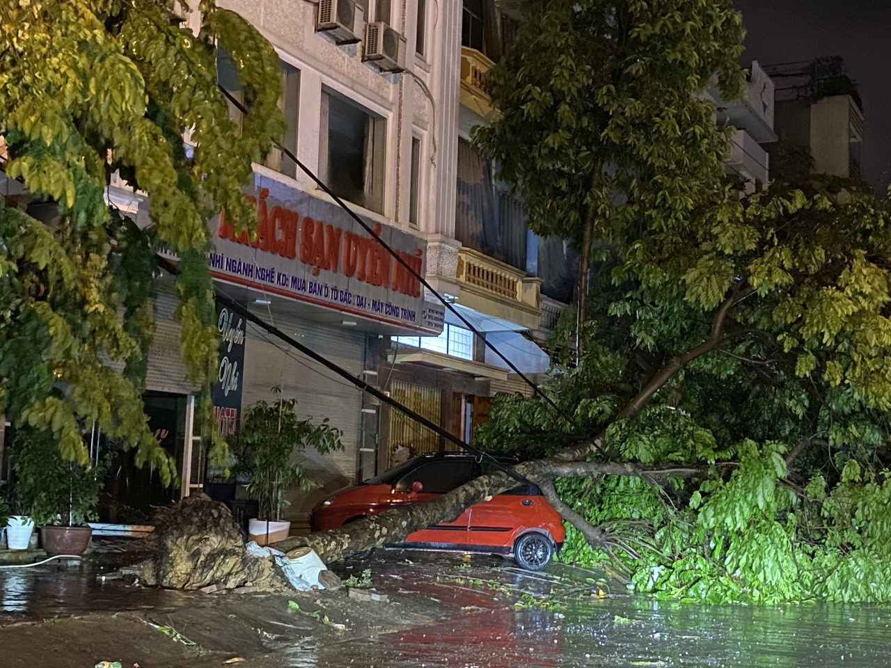 Mưa lớn, nhiều tuyến đường ở thành phố Lào Cai ngập sâu trong nước ảnh 7