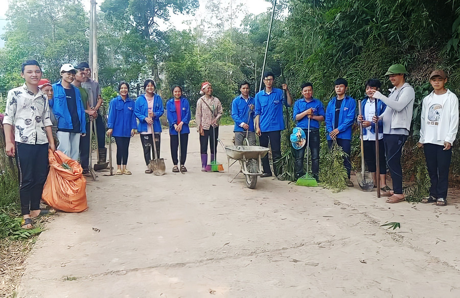 Thanh niên Sa Pa ra quân dọn vệ sinh môi trường.