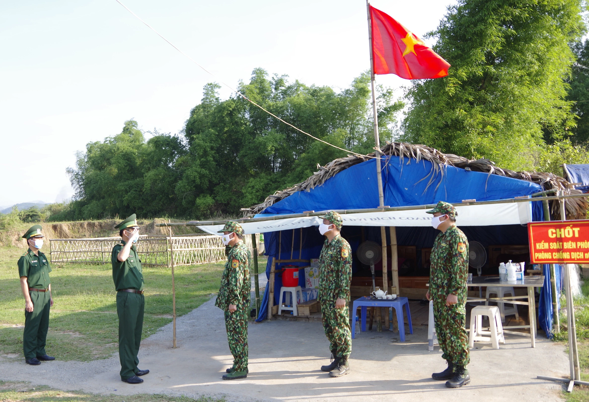 Chốt phòng, chống dịch Covid -19 và ngăn chặn hoạt động xuất - nhập cảnh trái phép của Đồn Biên phòng Bát Xát ngày mới thành lập.