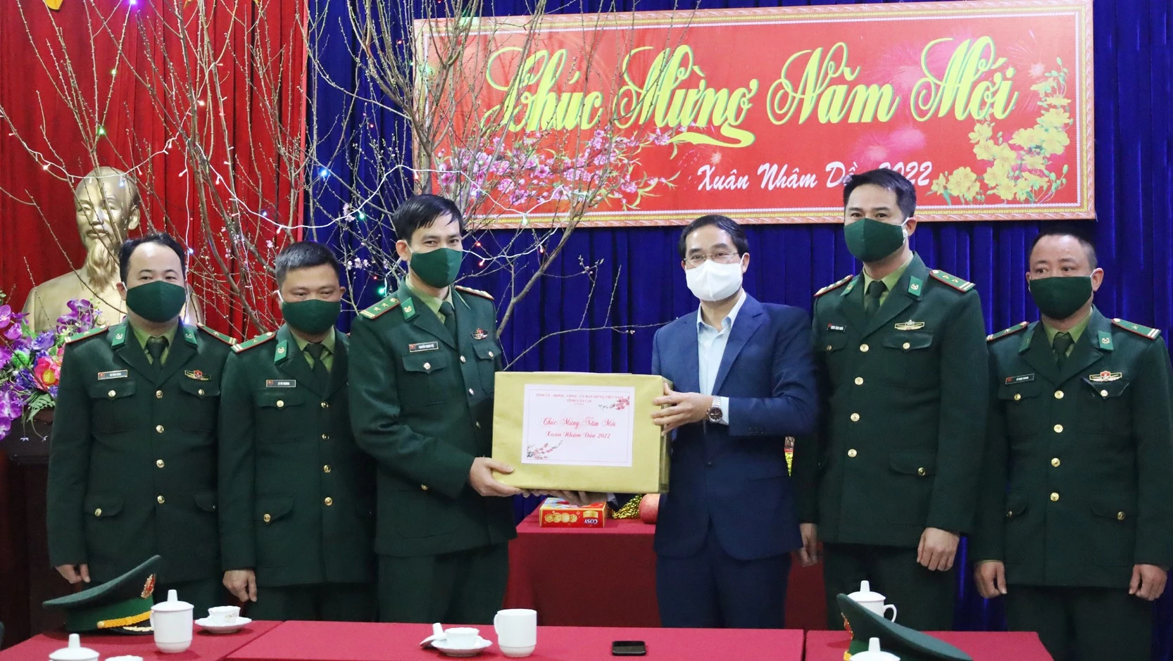 Chủ tịch UBND tỉnh Trịnh Xuân Trường thăm, tặng quà Tết tại huyện Mường Khương ảnh 6