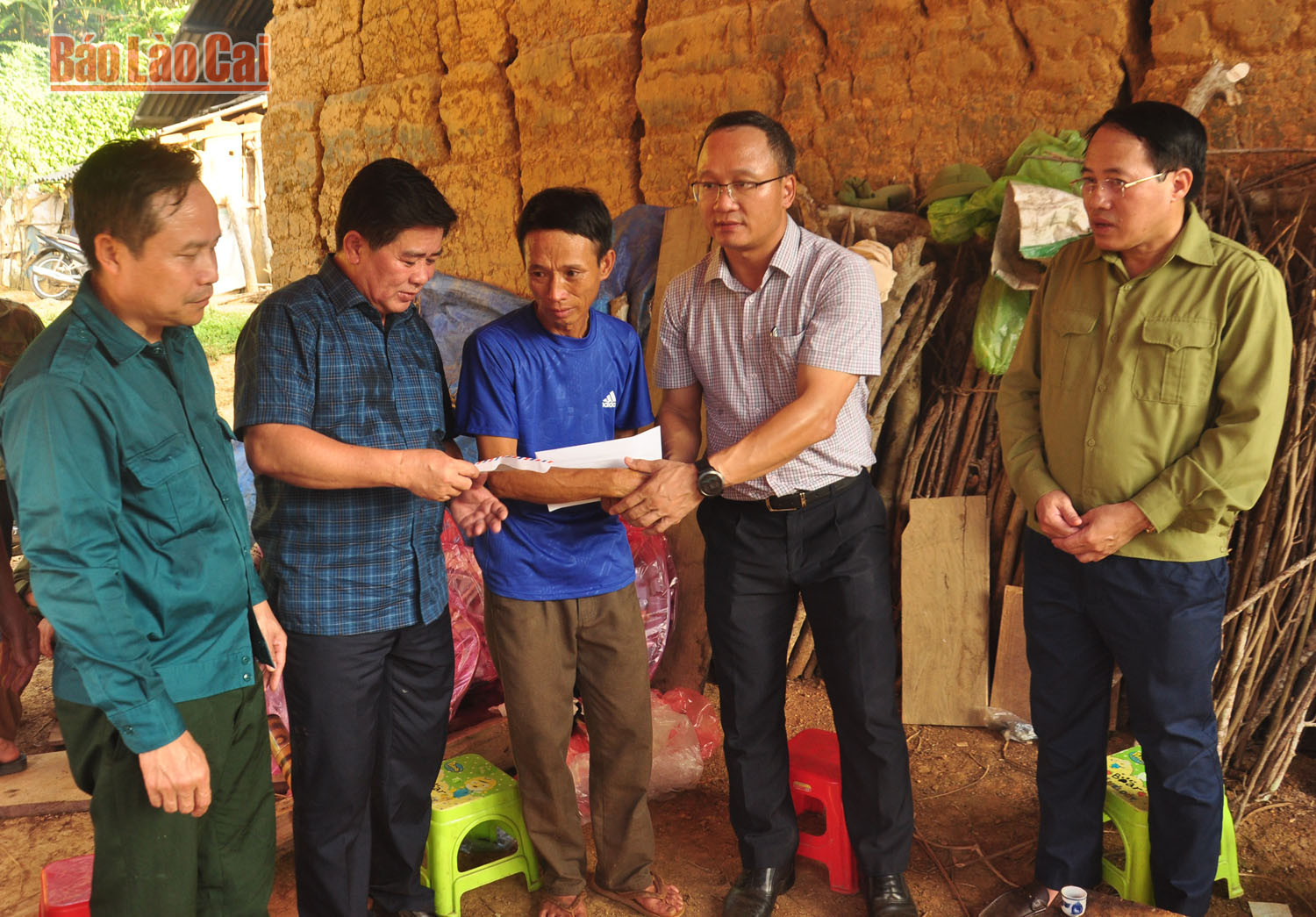 Phó Chủ tịch chuyên trách Ủy ban An toàn giao thông Quốc gia Khuất Việt Hùng thăm hỏi, động viên thân nhân các nạn nhân vụ lật thuyền tại xã Bản Mế ảnh 3