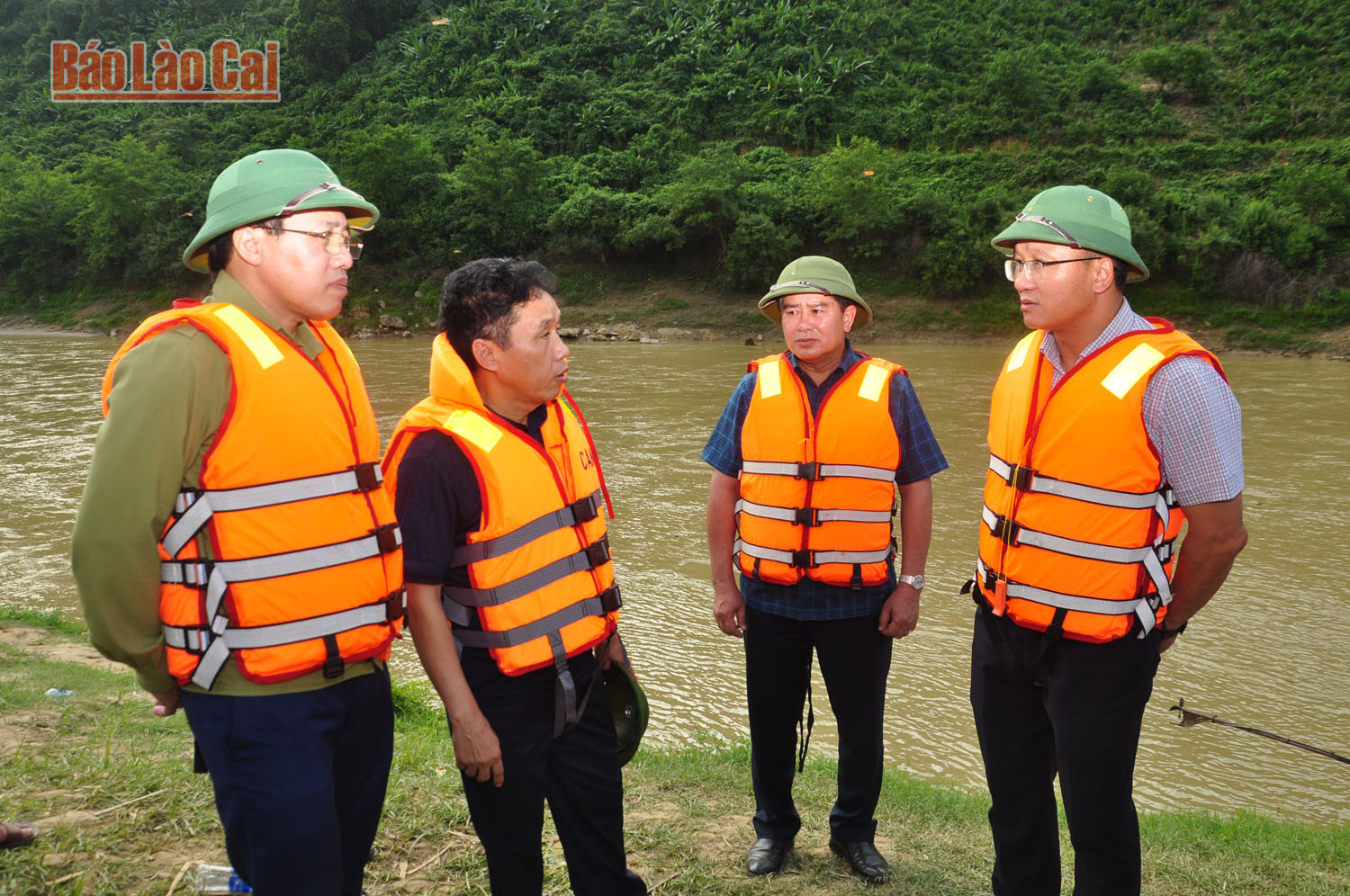 Phó Chủ tịch chuyên trách Ủy ban An toàn giao thông Quốc gia Khuất Việt Hùng thăm hỏi, động viên thân nhân các nạn nhân vụ lật thuyền tại xã Bản Mế ảnh 1