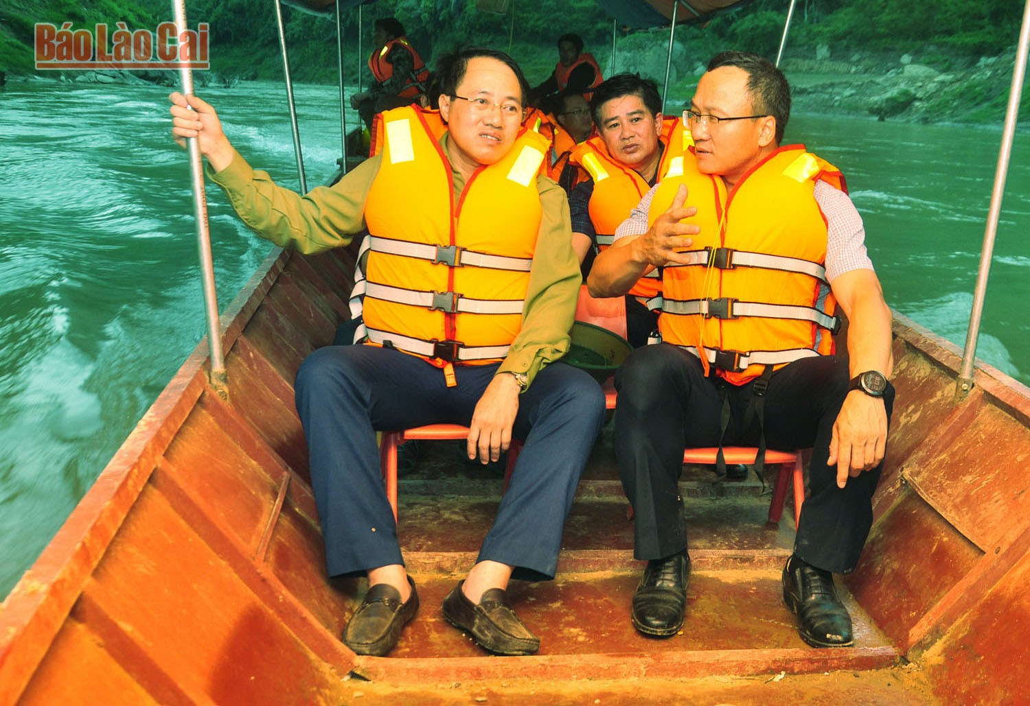 Phó Chủ tịch chuyên trách Ủy ban An toàn giao thông Quốc gia Khuất Việt Hùng thăm hỏi, động viên thân nhân các nạn nhân vụ lật thuyền tại xã Bản Mế ảnh 2