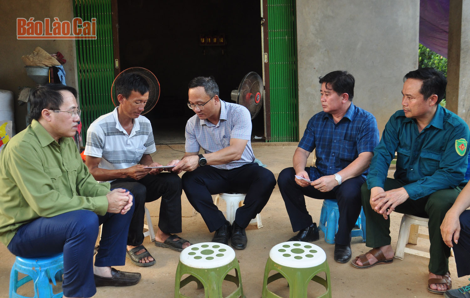 Phó Chủ tịch chuyên trách Ủy ban An toàn giao thông Quốc gia Khuất Việt Hùng thăm hỏi, động viên thân nhân các nạn nhân vụ lật thuyền tại xã Bản Mế ảnh 4