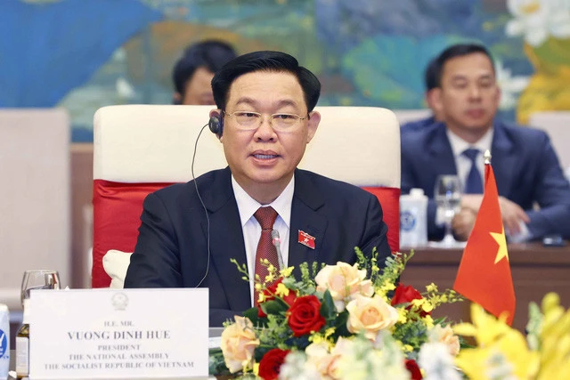 Chủ tịch Quốc hội Vương Đình Huệ phát biểu tại hội đàm.