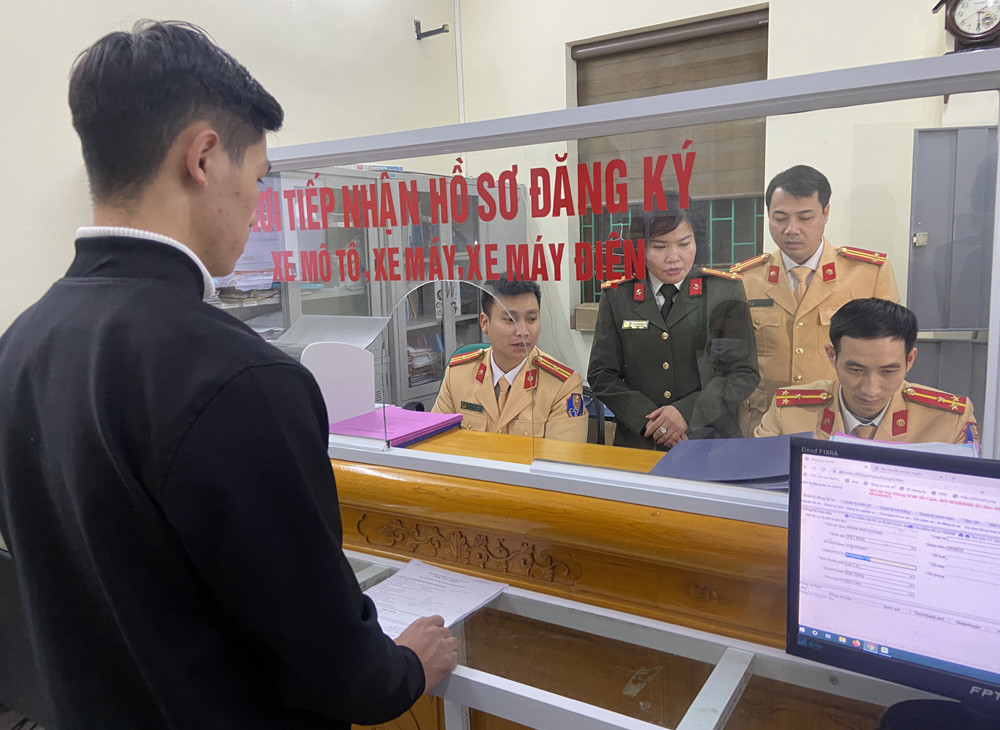 Hướng dẫn công dân thực hiện dịch vụ công trực tuyến trong lĩnh vực giao thông. Người dân làm thủ tục sau khi đăng ký trực tuyến.