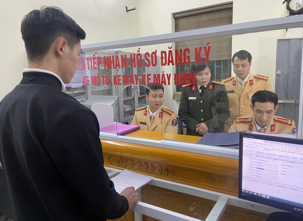 Hướng dẫn công dân thực hiện dịch vụ công trực tuyến trong lĩnh vực giao thông. Người dân làm thủ tục sau khi đăng ký trực tuyến.