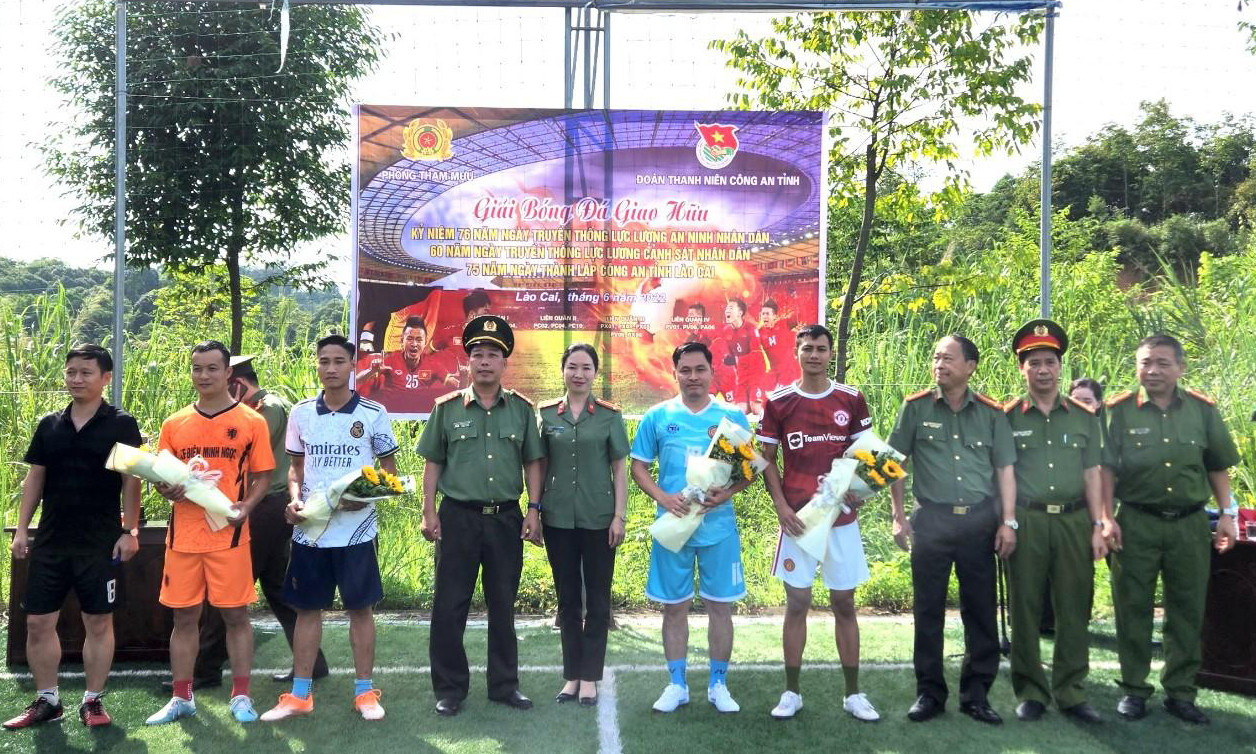 Ban Tổ chức giải tặng hoa đại diện các đội bóng.