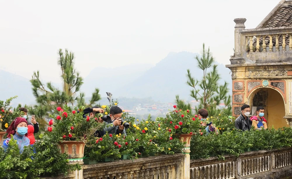 Du khách tham quan dinh thự Hoàng A Tưởng (Bắc Hà) trong khuôn khổ Lễ hội mùa đông năm 2021.