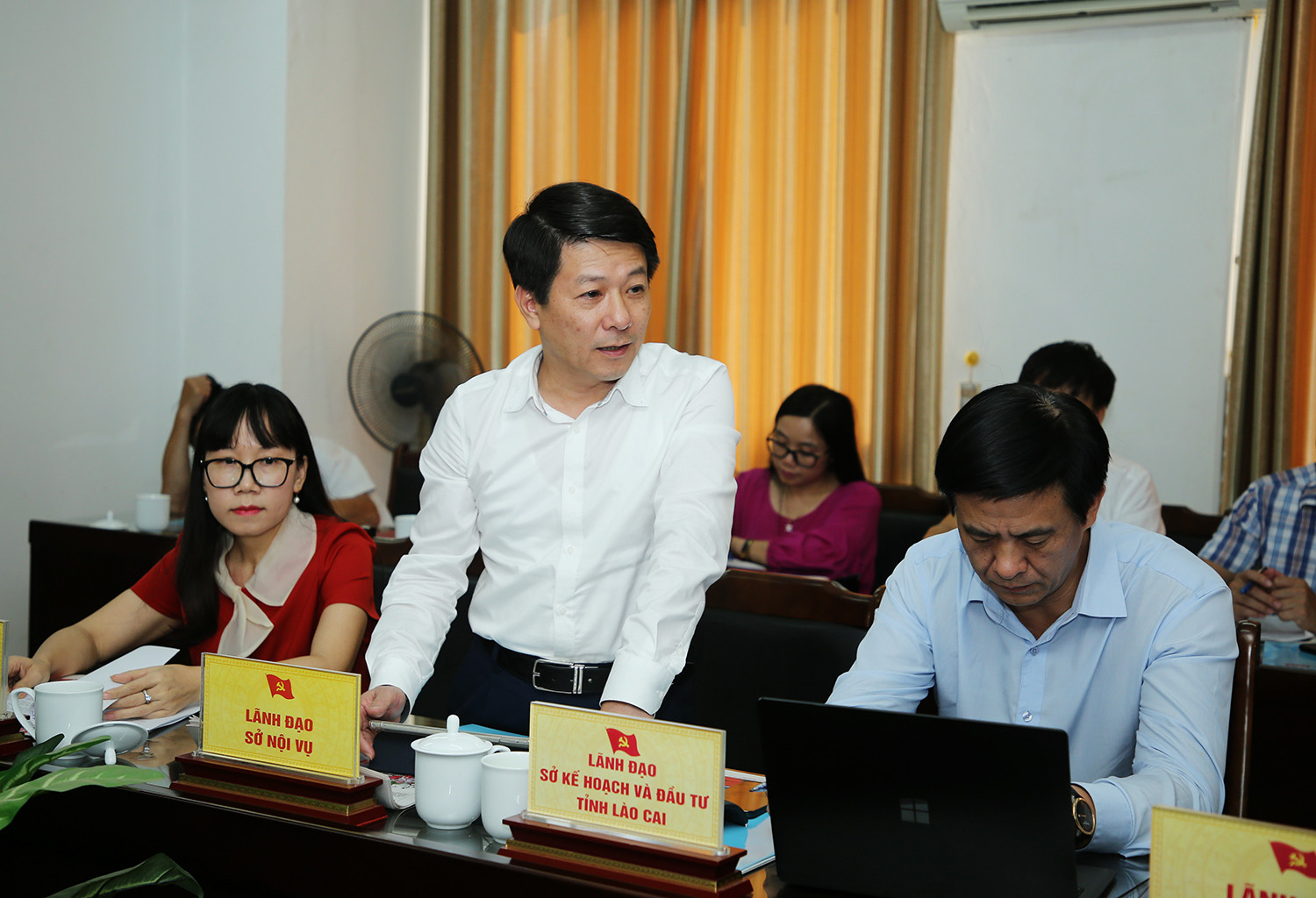 Các đại biểu phát biểu ý kiến tại buổi làm việc với Báo Lào Cai.