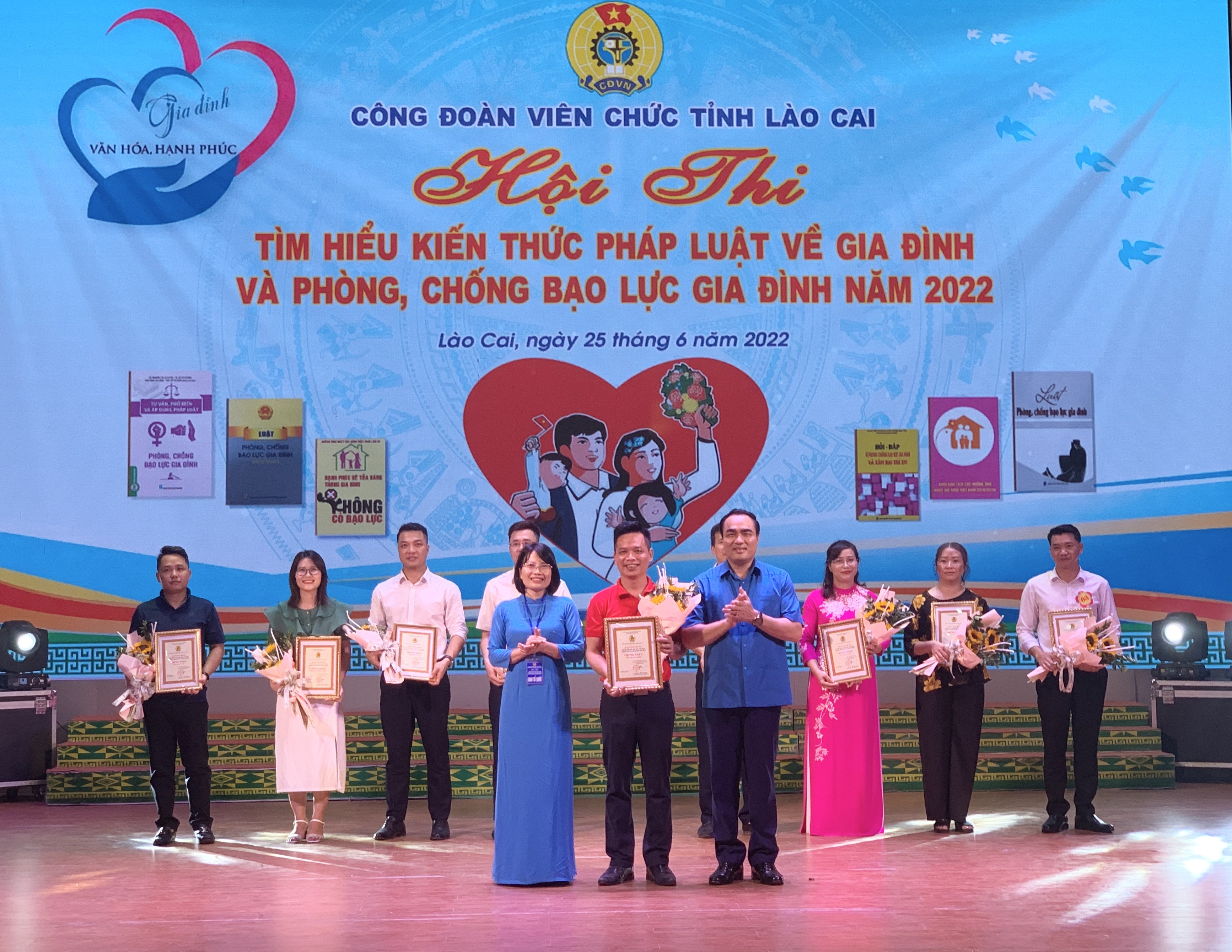 Trao giải Nhất cho đội thi số 1.