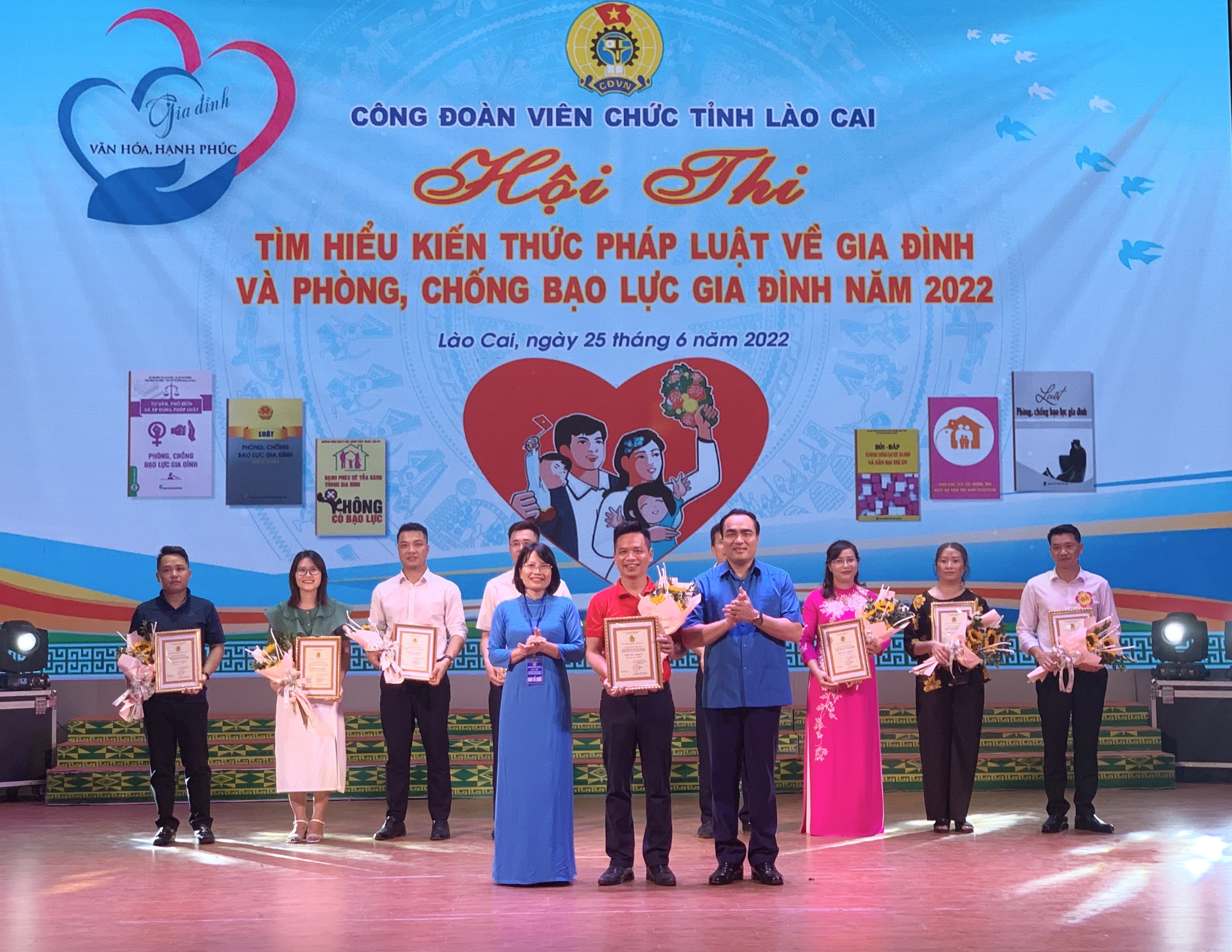 Trao giải Nhất cho đội thi số 1.