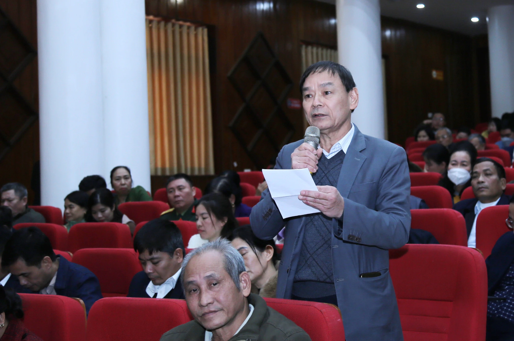 Đại biểu nêu kiến nghị về cấp giấy chứng nhận quyền sử dụng đất.