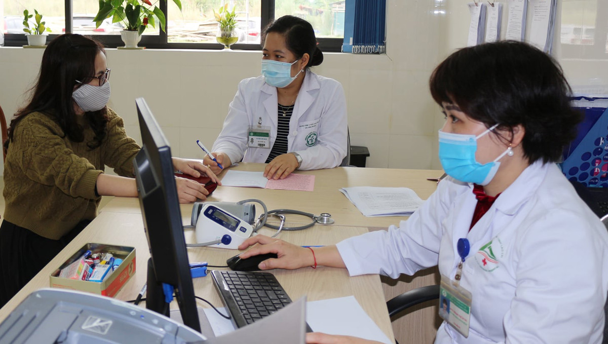 Bác sỹ Bệnh viện Bạch Mai khám tầm soát ung thư miễn phí tại Bệnh viện Đa khoa tỉnh.