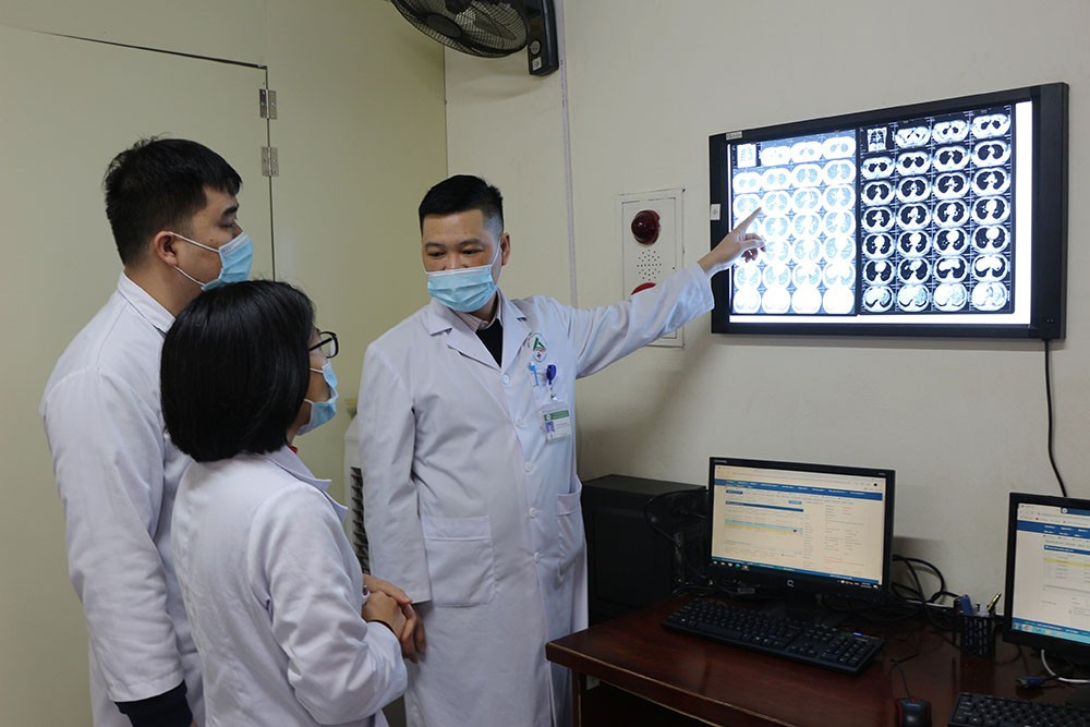 Cử 128 cán bộ y tế tuyến trên về hỗ trợ tuyến dưới ảnh 1