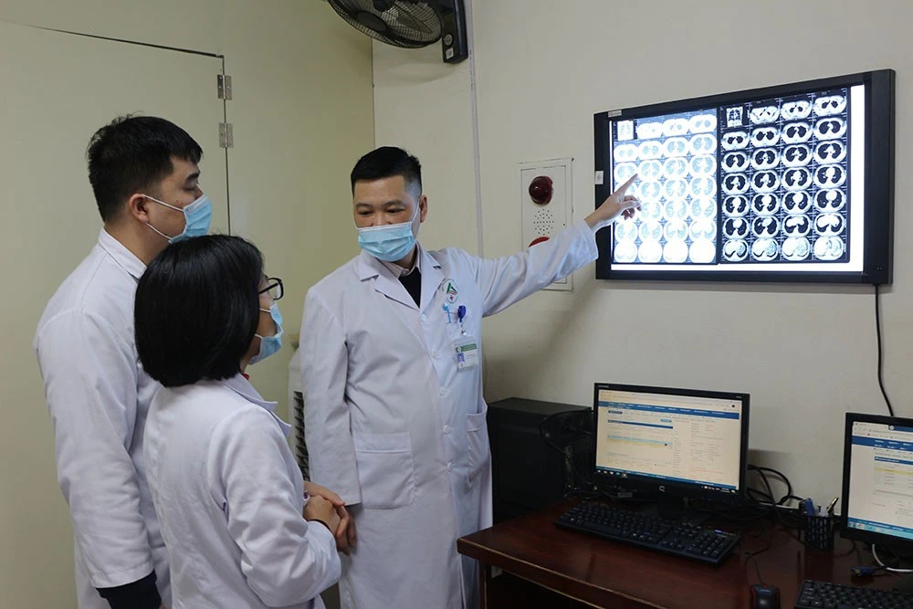 Cử 128 cán bộ y tế tuyến trên về hỗ trợ tuyến dưới ảnh 1