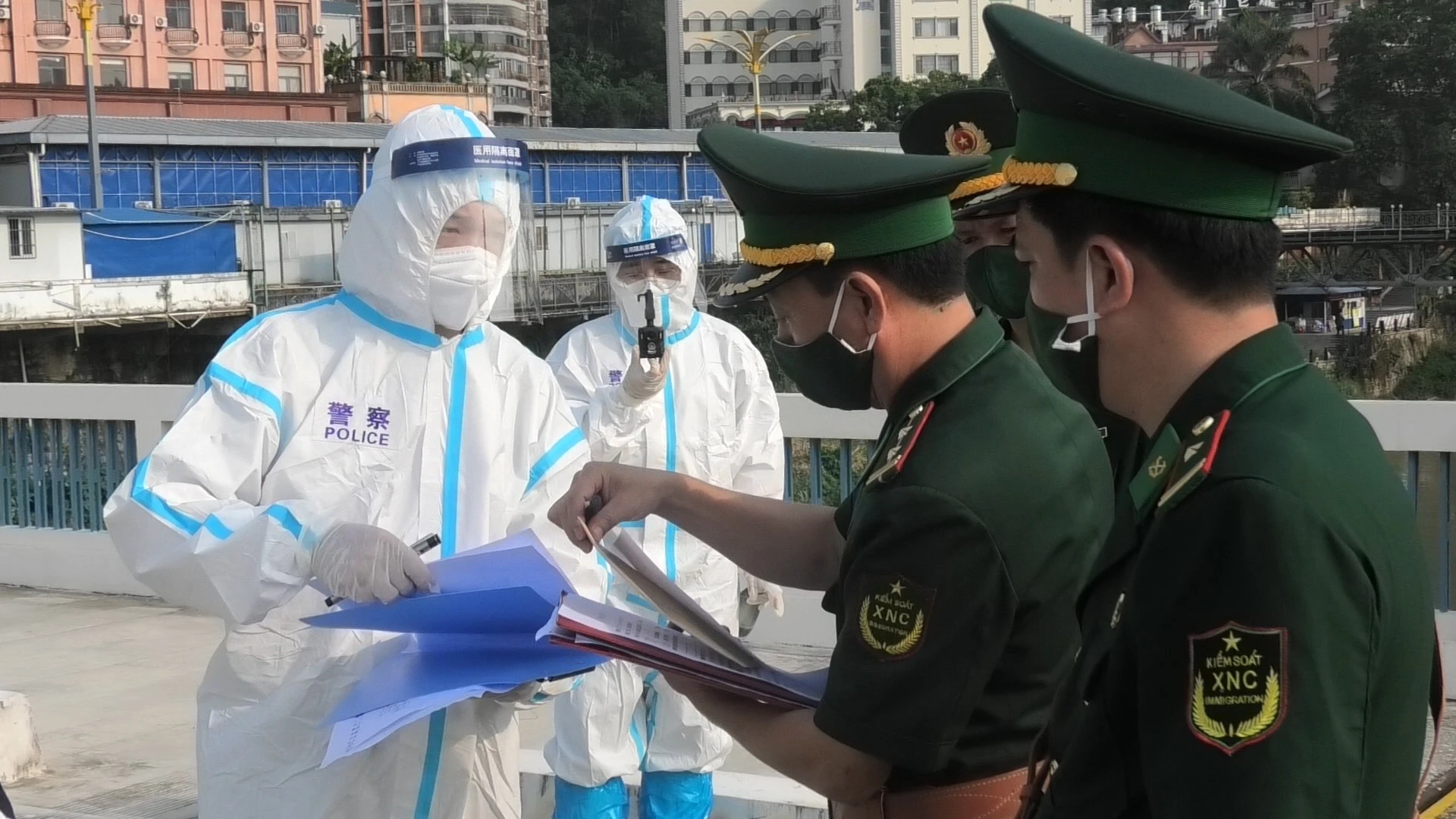 Làm thủ tục trao trả 110 công dân tại Cửa khẩu Quốc tế Lào Cai.