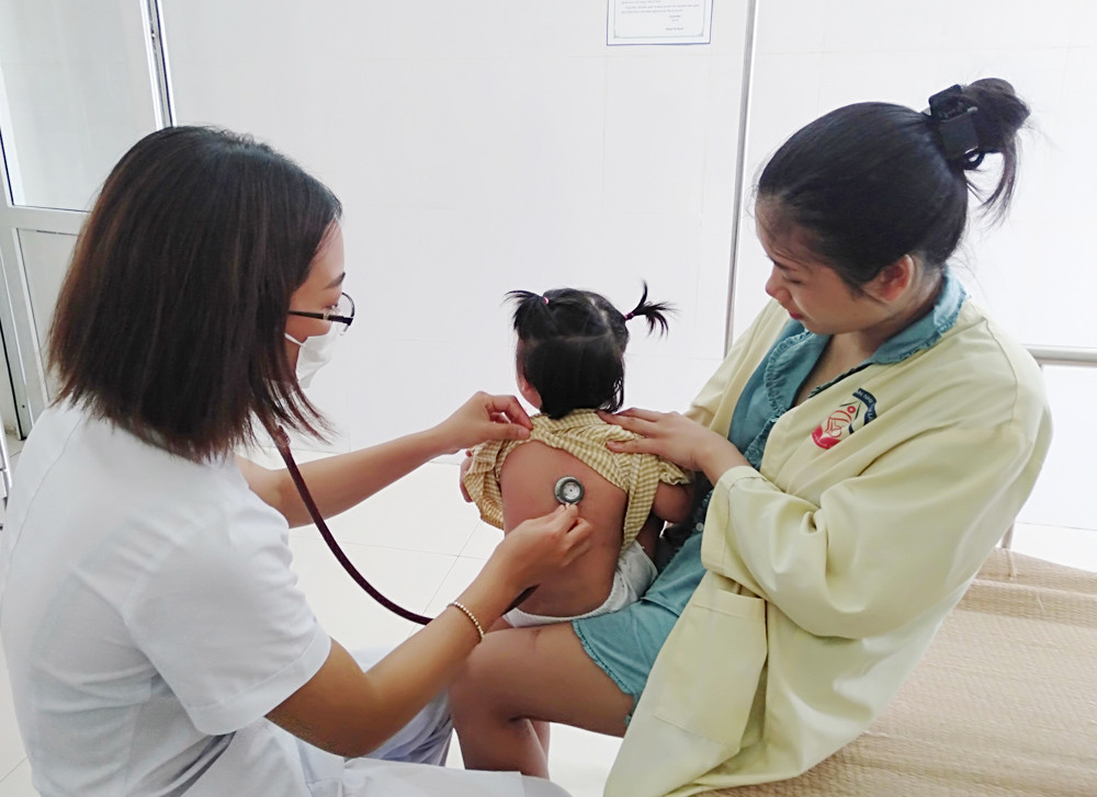 Khi trẻ có dấu hiệu bất thường về sức khỏe cần được đưa đến cơ sở y tế để khám và điều trị kịp thời.