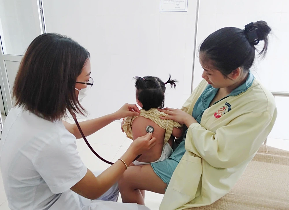 Khi trẻ có dấu hiệu bất thường về sức khỏe cần được đưa đến cơ sở y tế để khám và điều trị kịp thời.