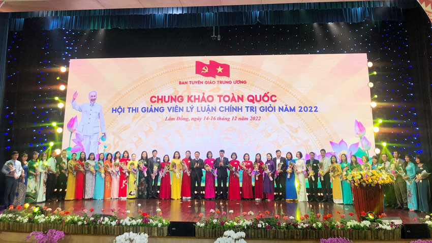 Ban tổ chức tặng hoa các giảng viên tham gia hội thi. Ban tổ chức tặng hoa các giảng viên tham gia hội thi.