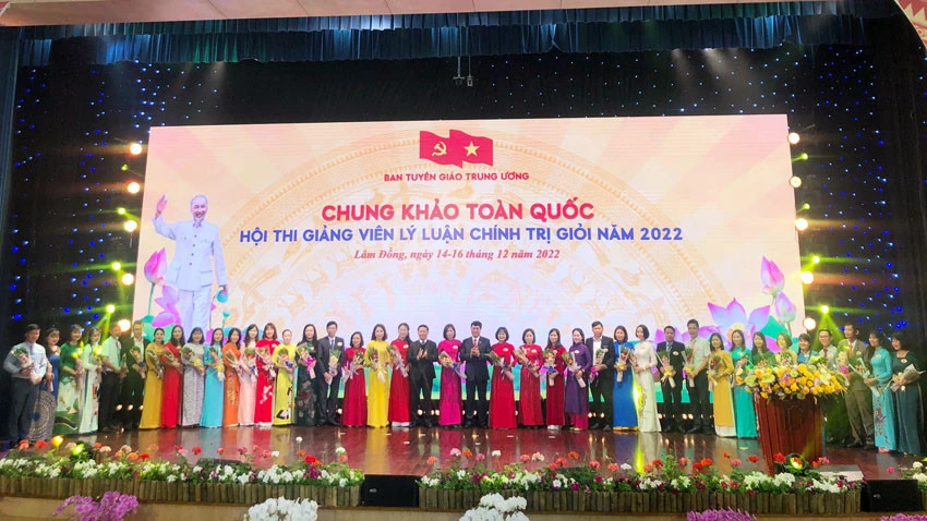 Ban tổ chức tặng hoa các giảng viên tham gia hội thi.