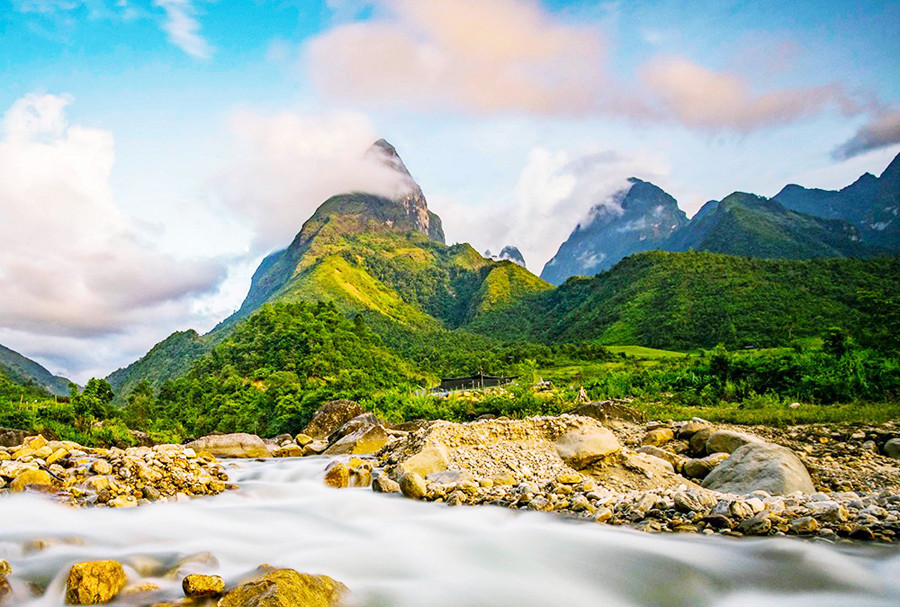 Những "chiếc khăn mây" khiến Chu Va được tôn thêm vẻ đẹp. Những "chiếc khăn mây" khiến Chu Va được tôn thêm vẻ đẹp.