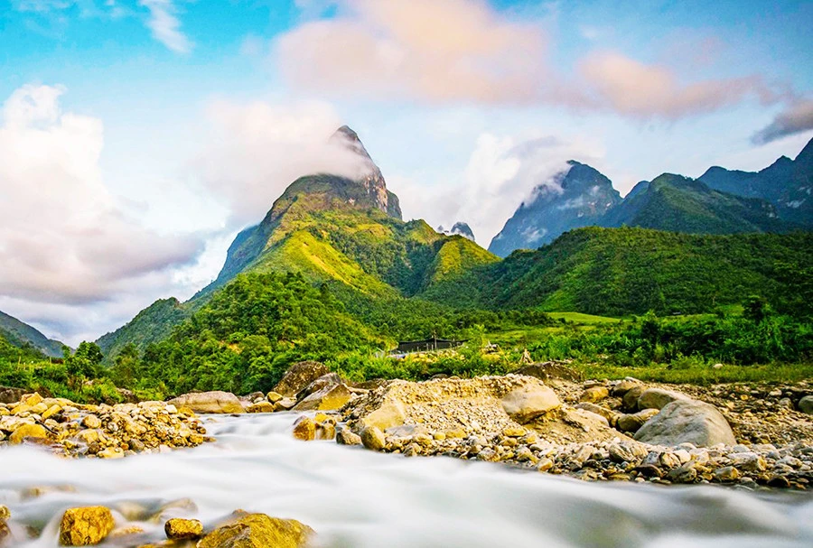 Những "chiếc khăn mây" khiến Chu Va được tôn thêm vẻ đẹp.