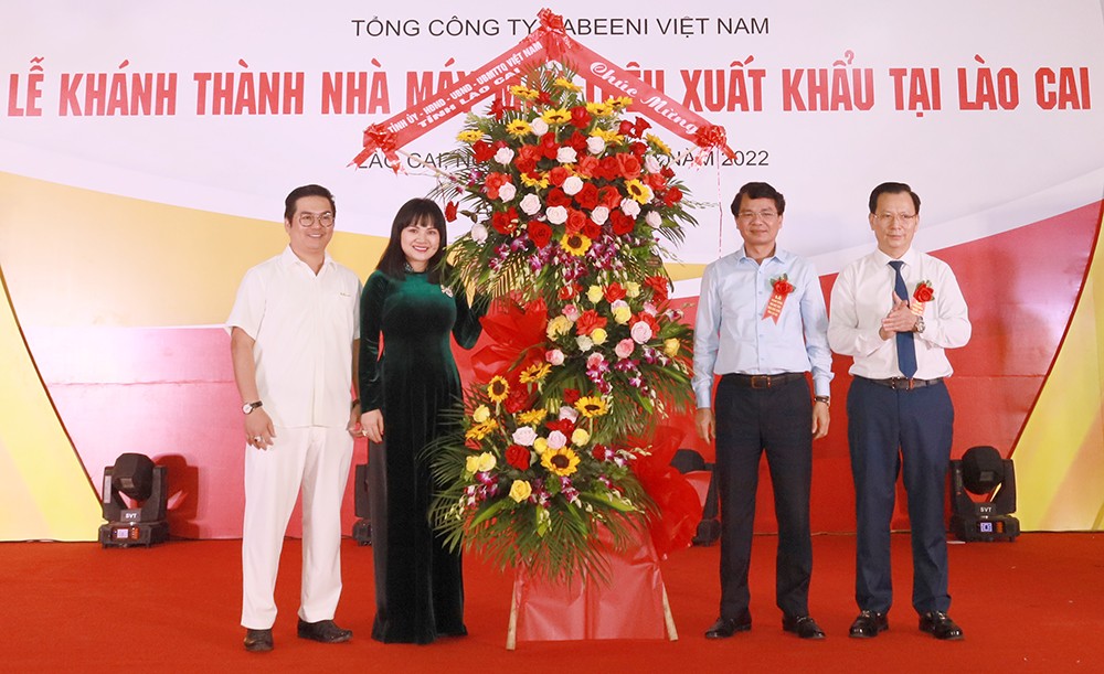 Các đồng chí Thường trực Tỉnh ủy, UBND tỉnh tặng hoa chúc mừng Tổng Công ty Babeeni Việt Nam.