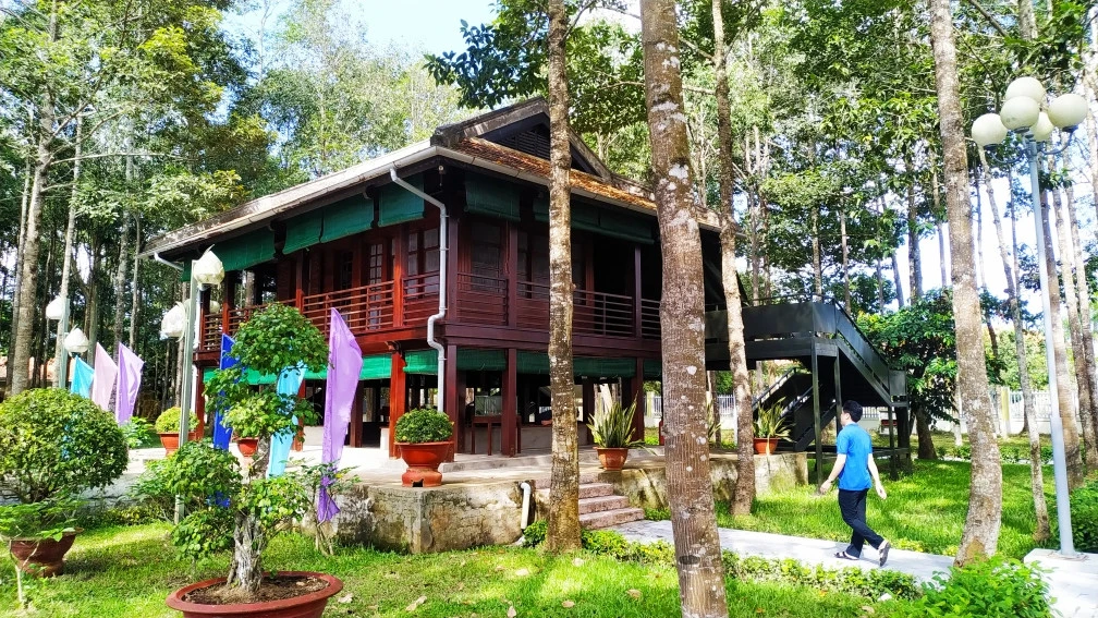 Nhà sàn Bác Hồ được phục dựng trong Khu Di tích Đền thờ Bác Hồ tại Trà Vinh.