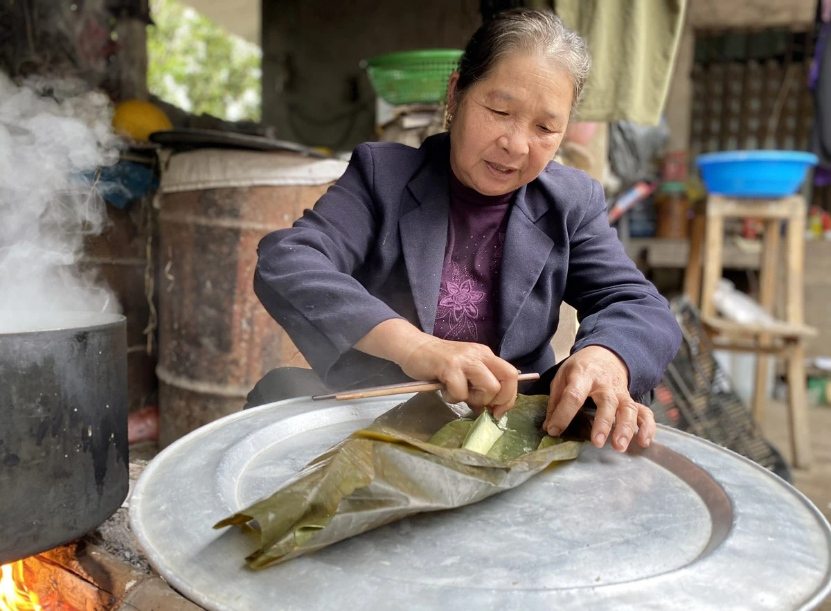 Bà Hoan được mẹ chồng truyền dạy cách làm bánh tẻ từ khi về làm dâu.