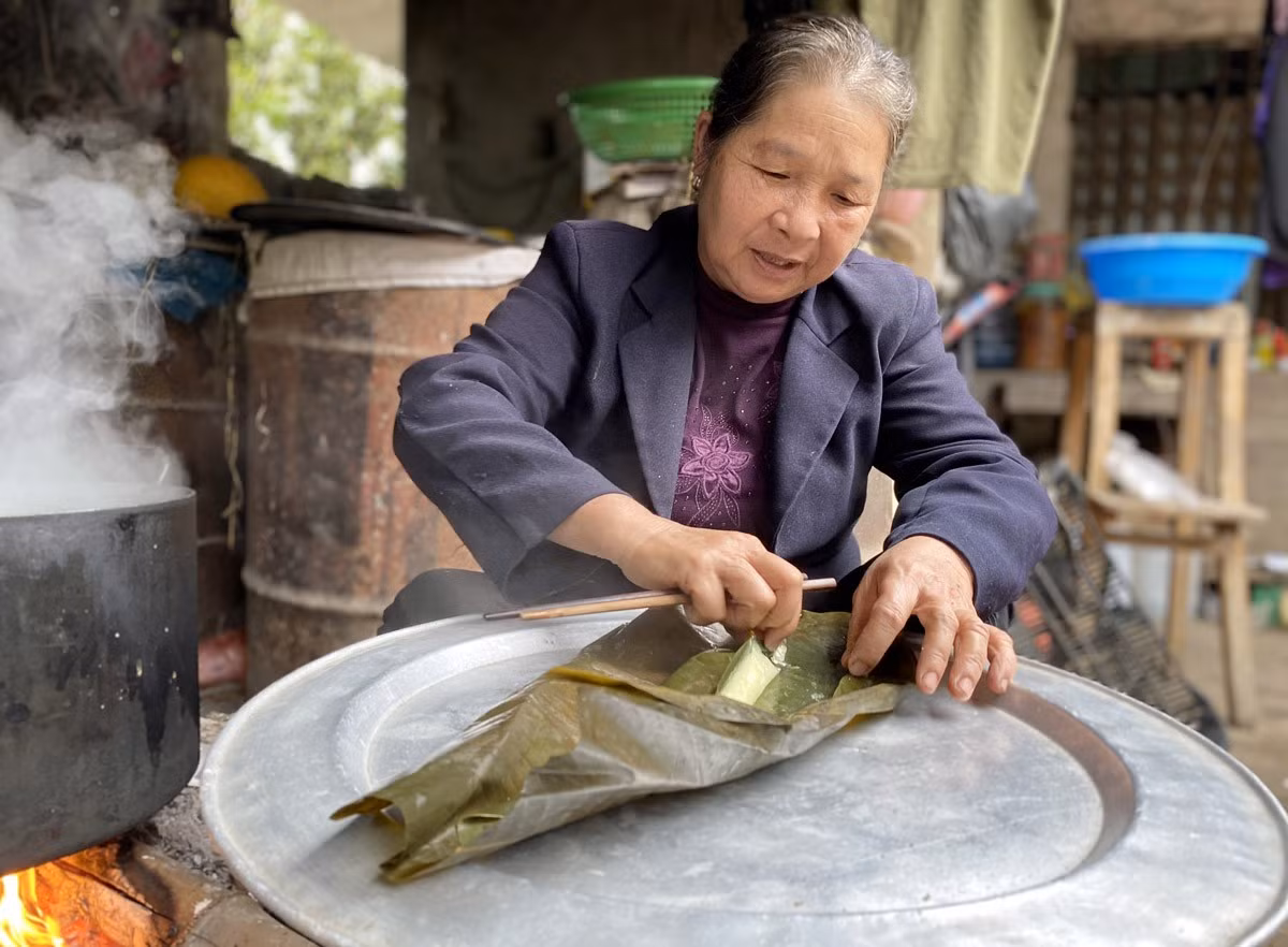 Bà Hoan được mẹ chồng truyền dạy cách làm bánh tẻ từ khi về làm dâu.