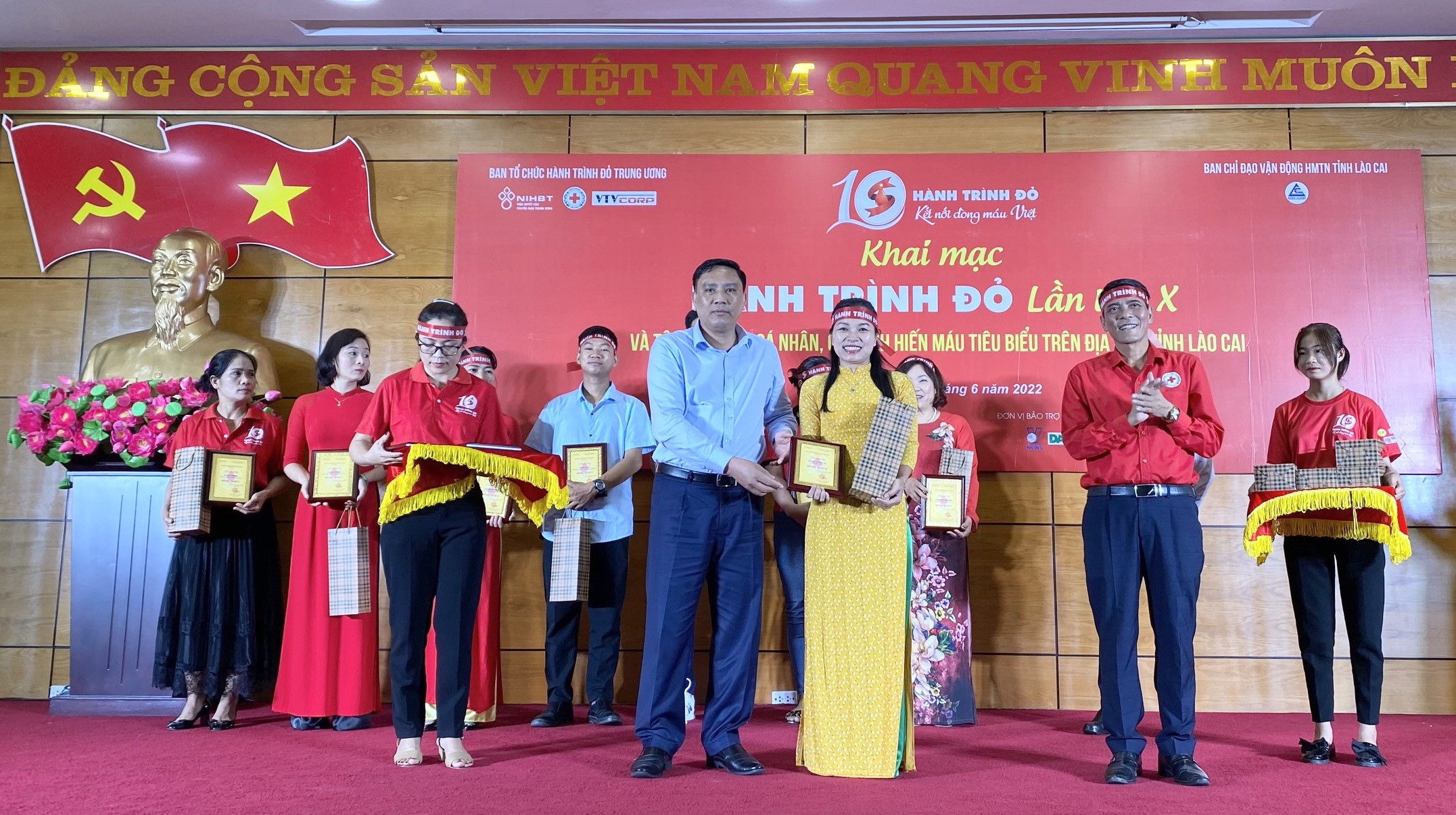 Tôn vinh, khen thưởng các cá nhân hiến máu tiêu biểu của tỉnh Lào Cai năm 2022. Tôn vinh, khen thưởng các cá nhân hiến máu tiêu biểu của tỉnh Lào Cai năm 2022.