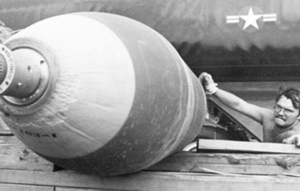 Một kỹ sư quân khí chuẩn bị bom trong Chiến dịch tập kích đường không Linebacker II. Một kỹ sư quân khí chuẩn bị bom trong Chiến dịch tập kích đường không Linebacker II.