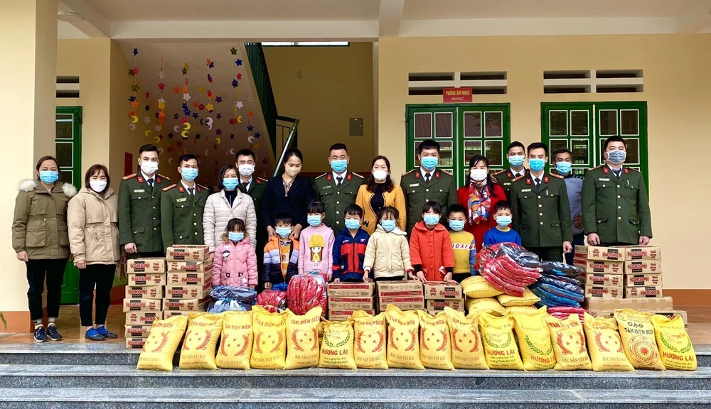 Chương trình thiện nguyện “Áo ấm đón Xuân” tặng quà học sinh mầm non xã Thái Niên ảnh 1