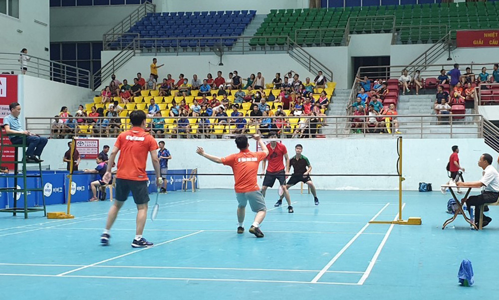 Thi đấu bóng bàn nội dung đơn nam. Quyết liệt trận cầu lông nội dung đôi nam.