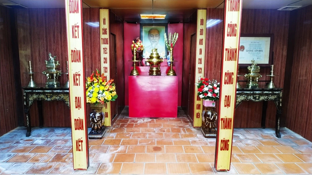 Bên trong Đền thờ Bác Hồ tại Trà Vinh.